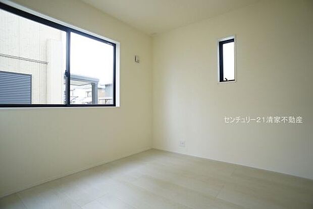 明るく開放的な2面採光のお部屋(2025年11月撮影)