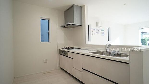 家族との会話が弾む対面式キッチン!(2025年11月撮影)