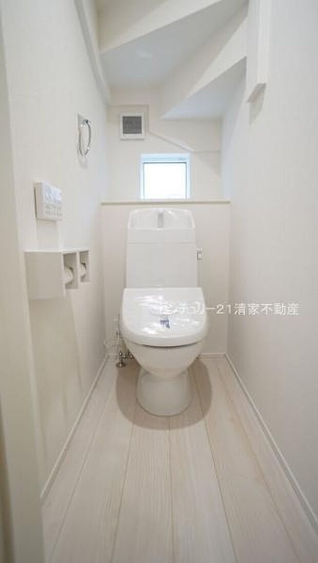 白を基調とした、清潔感のある水廻りです。(2025年11月撮影)