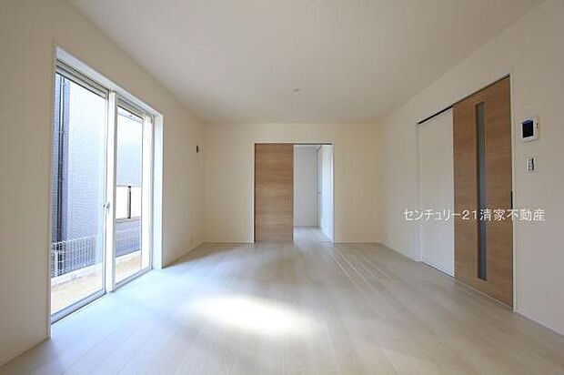 1号棟：明るい日差しが入るリビング！(2025年12月撮影)