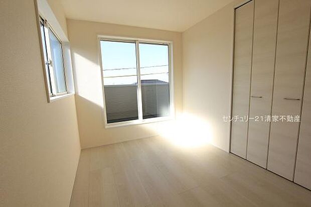 1号棟：バルコニーに面した明るい洋室！(2025年12月撮影)