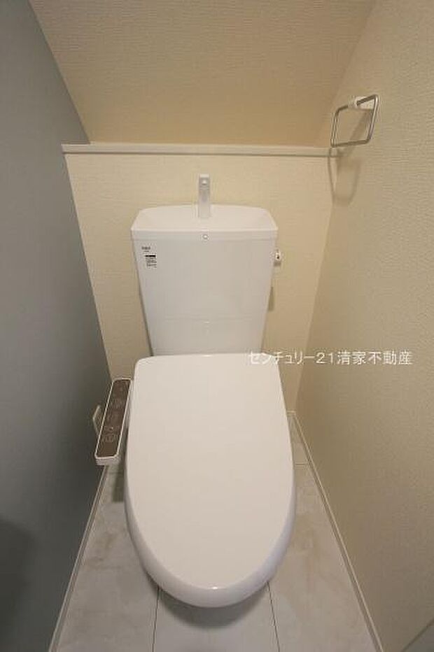 1号棟：白を基調とした、清潔感のある水廻りです。(2025年12月撮影)