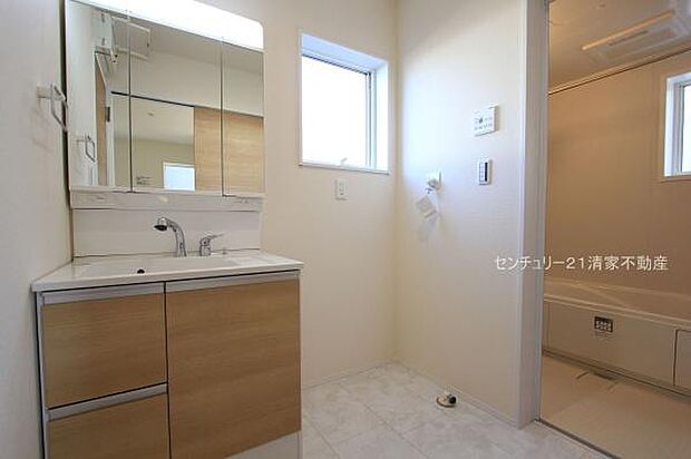 1号棟：ワイドな鏡を備えた洗面化粧台(2025年12月撮影)