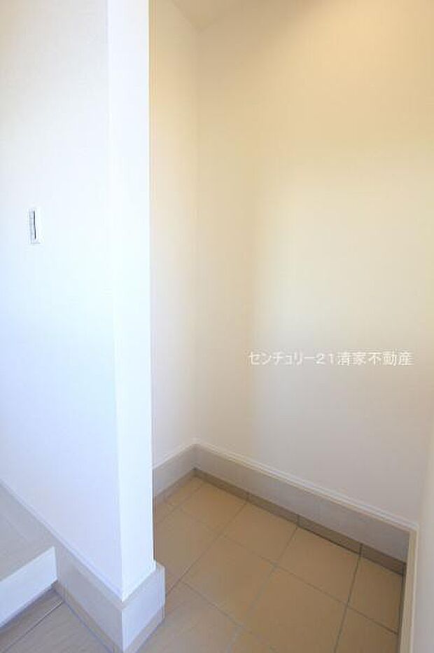 1号棟：ベビーカーも収納できる土間収納あり！(2025年12月撮影)