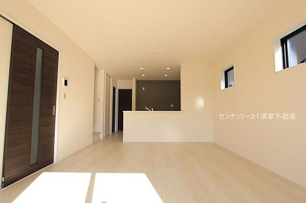 2号棟：明るい日差しが入るリビング！(2025年12月撮影)