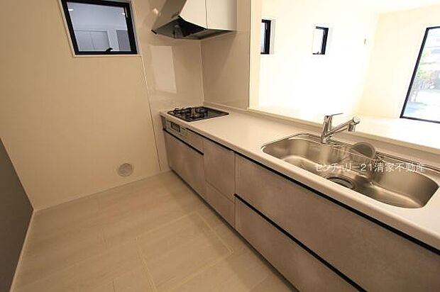 2号棟：家族との会話が弾む対面式キッチン！(2025年12月撮影)