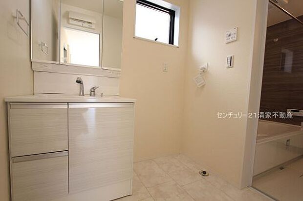 3号棟：ワイドな鏡を備えた洗面化粧台(2025年12月撮影)