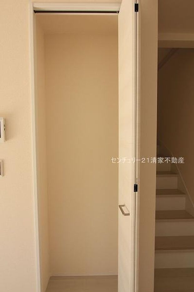 3号棟：リビングに便利な収納スペースあり！(2025年12月撮影)