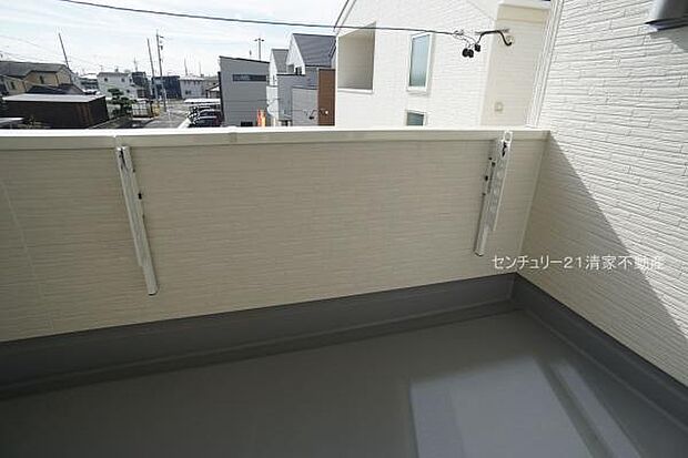 1号棟:広々バルコニーでお洗濯ラクラク(2025年11月撮影)