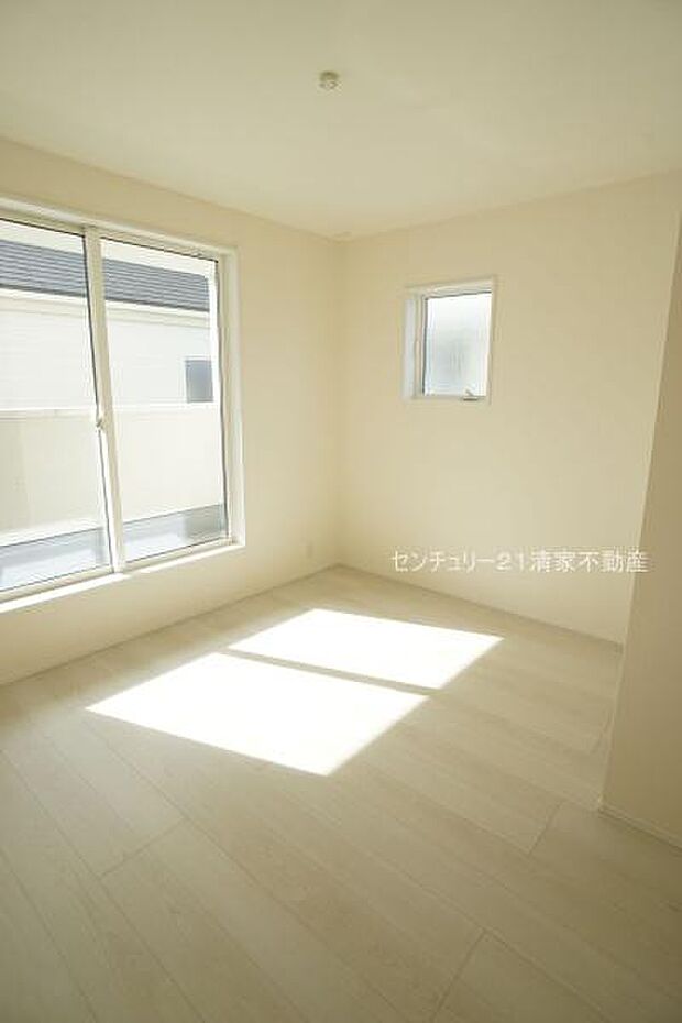 1号棟:バルコニーに面した明るい洋室!(2025年11月撮影)