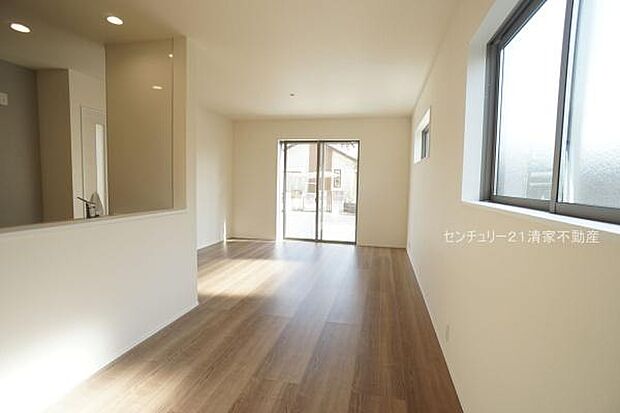 5号棟:明るい日差しが入るリビング!(2025年11月撮影)