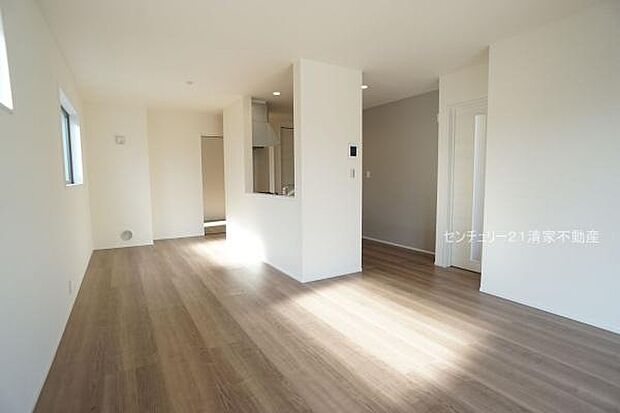 5号棟:明るい日差しが入るリビング!(2025年11月撮影)