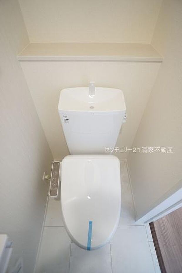 5号棟:白を基調とした、清潔感のある水廻りです。(2025年11月撮影)