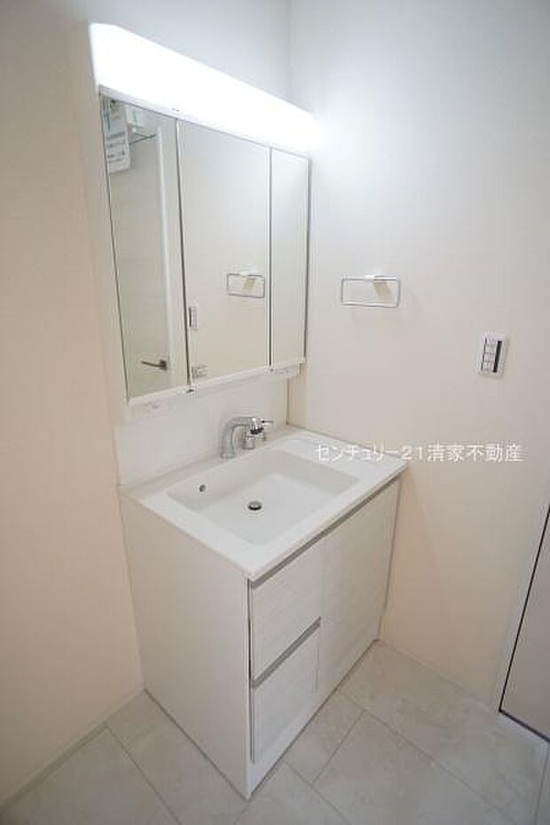 5号棟:ワイドな鏡を備えた洗面化粧台(2025年11月撮影)