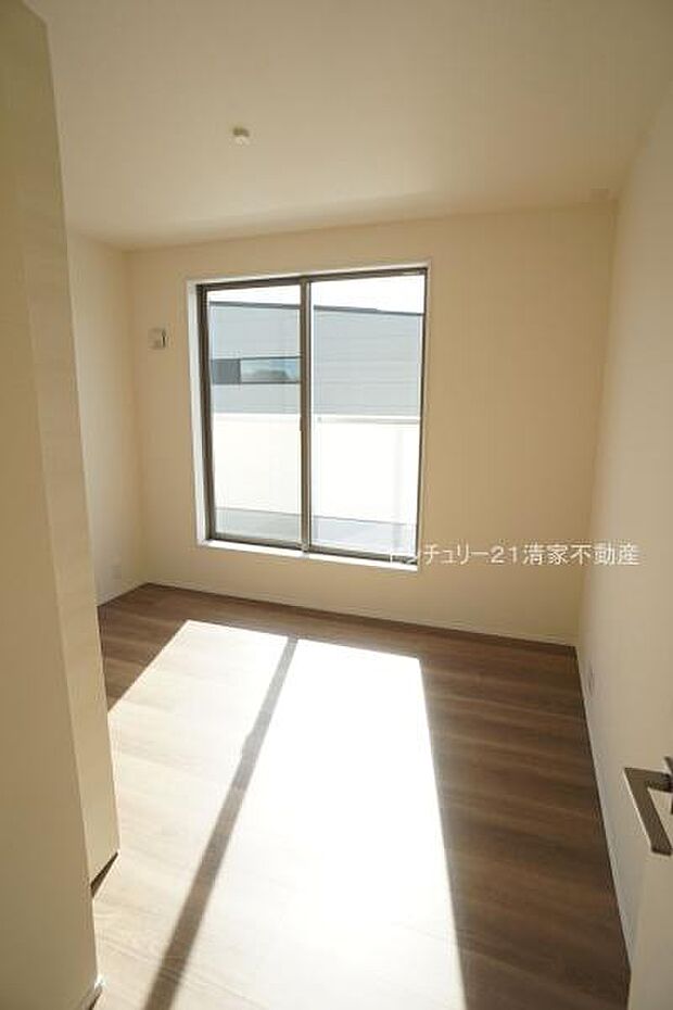 5号棟:バルコニーに面した明るい洋室!(2025年11月撮影)