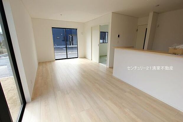 1号棟：明るい日差しが入るリビング！(2025年10月撮影)