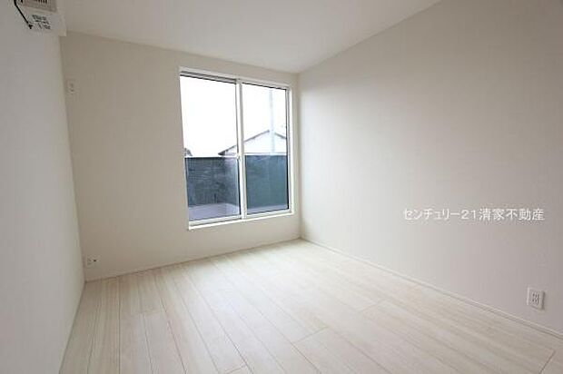1号棟：バルコニーに面した明るい洋室！(2025年12月撮影)