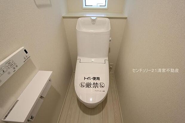 1号棟:白を基調とした、清潔感のある水廻りです。(2025年12月撮影)