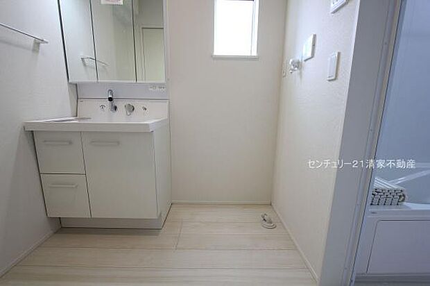 1号棟：ワイドな鏡を備えた洗面化粧台(2025年12月撮影)