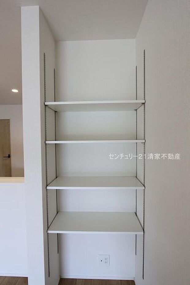 2号棟：高さを調整できる便利な棚を完備(2025年12月撮影)