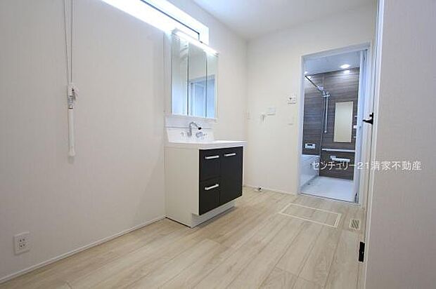 3号棟：ゆとりの洗面スペースで身支度もスムーズ！(2025年12月撮影)