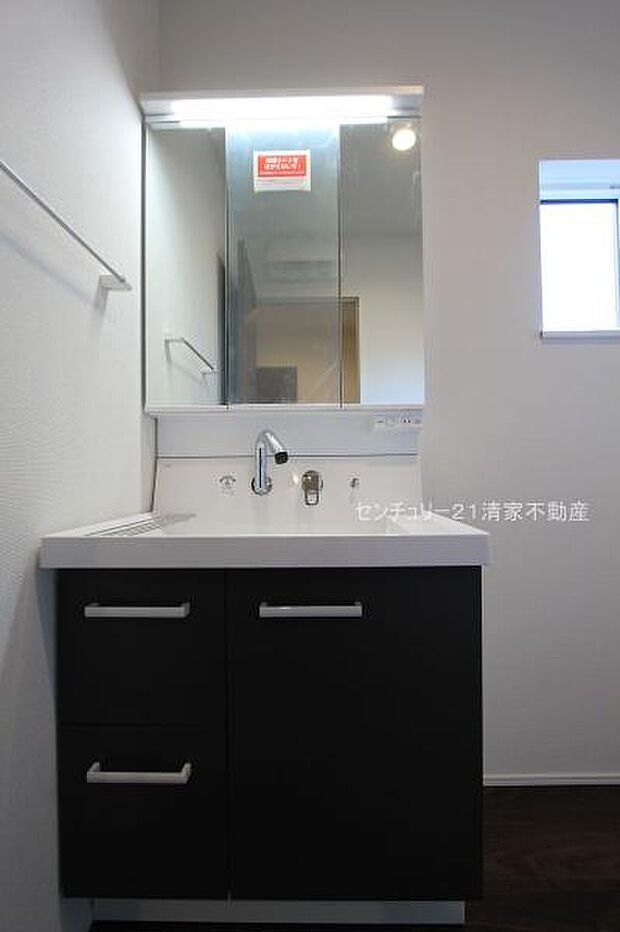 4号棟：ワイドな鏡を備えた洗面化粧台(2025年12月撮影)