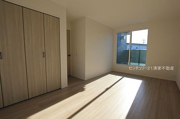 1号棟:バルコニーに面した明るい洋室!(2026年01月撮影)