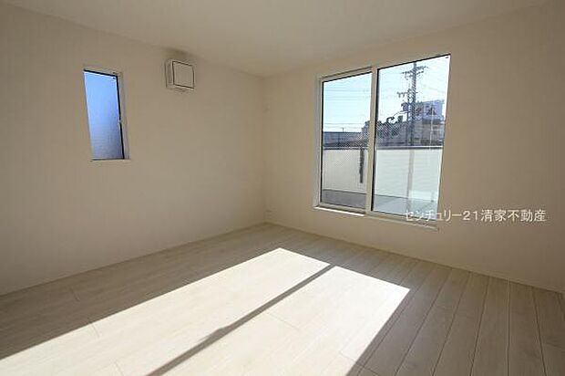 2号棟：バルコニーに面した明るい洋室！(2026年01月撮影)