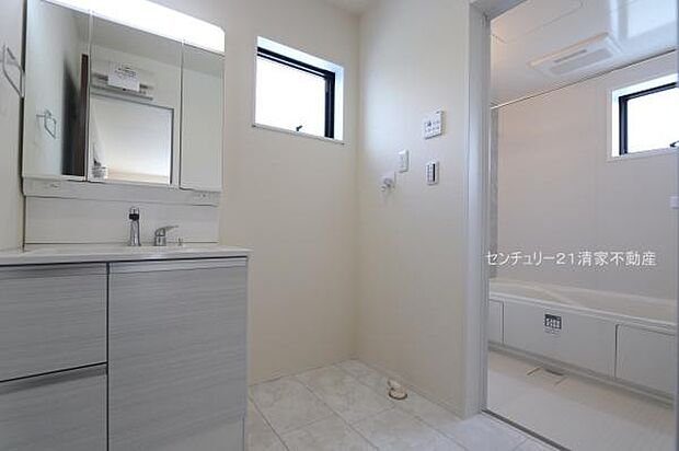 ワイドな鏡を備えた洗面化粧台(2026年02月撮影)