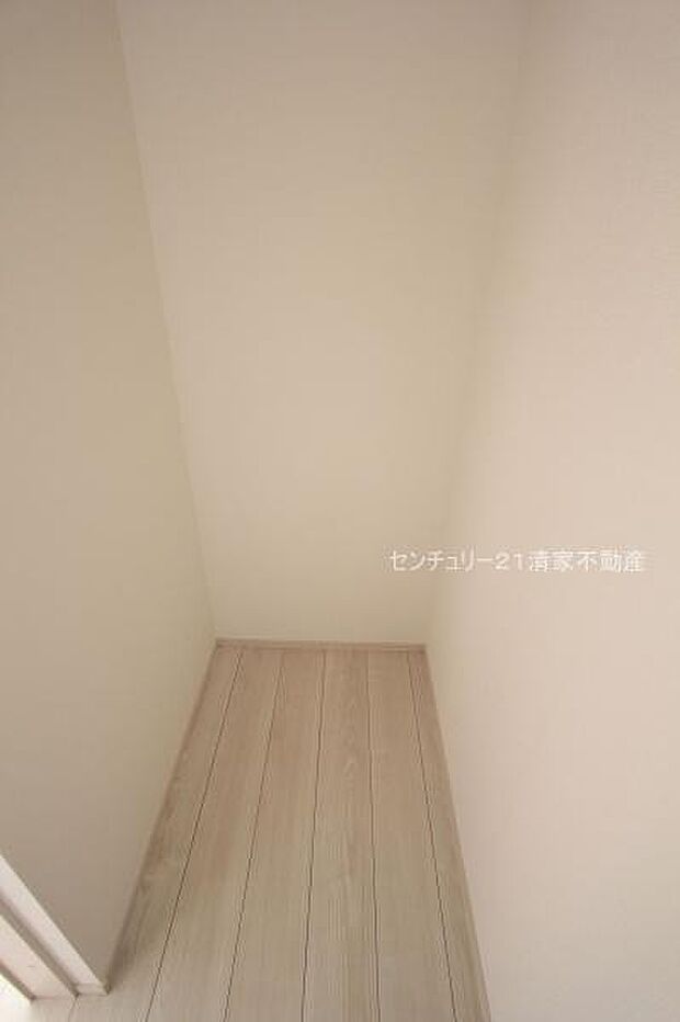 1号棟：キッチン横に食品庫としても便利な収納！(2026年01月撮影)