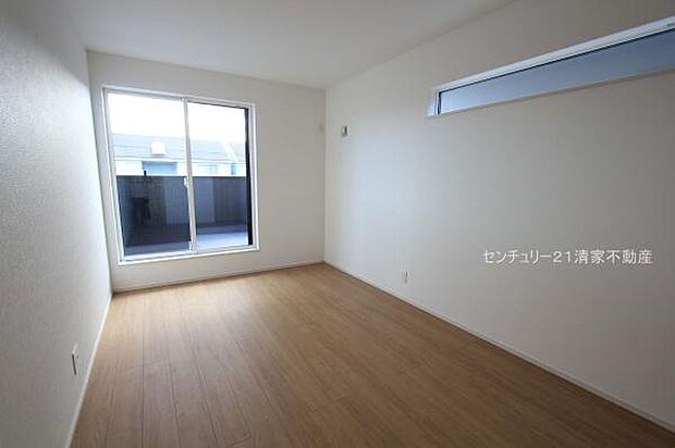 2号棟：バルコニーに面した明るい洋室！(2026年01月撮影)