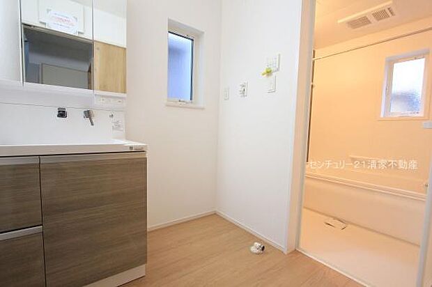 2号棟：ワイドな鏡を備えた洗面化粧台(2026年01月撮影)