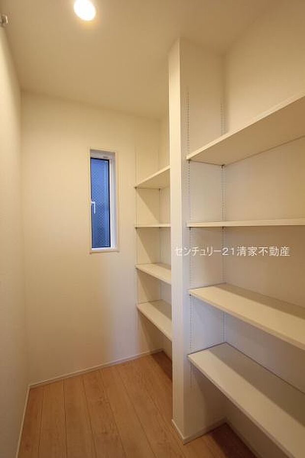 2号棟：キッチン横に食品庫としても便利な収納！(2026年01月撮影)
