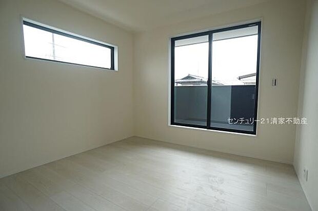 1号棟:バルコニーに面した明るい洋室!(2026年02月撮影)