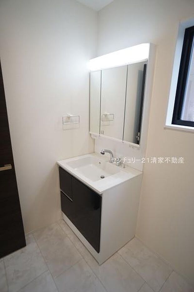 1号棟:ワイドな鏡を備えた洗面化粧台(2026年02月撮影)