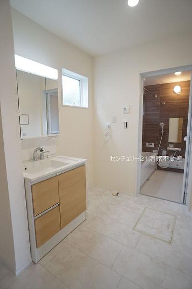 2号棟：ワイドな鏡を備えた洗面化粧台(2026年02月撮影)