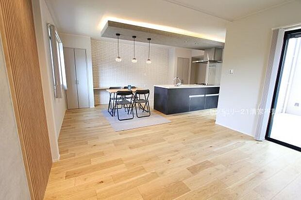 4号棟:ご家族みんながゆったり寛げるリビング(2025年10月撮影)