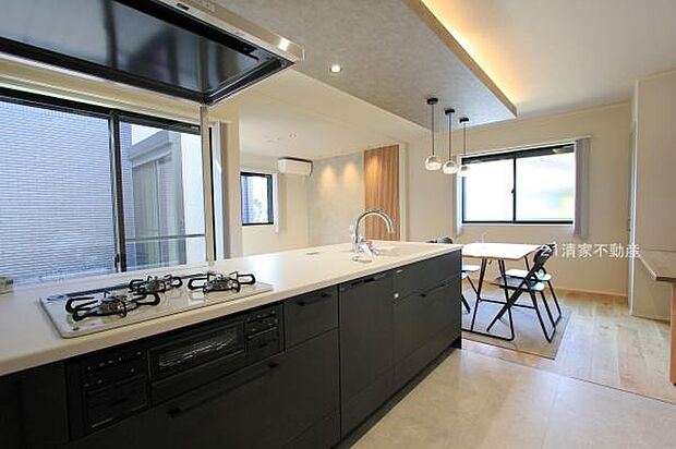 4号棟：家族との会話が弾む対面式キッチン！(2025年10月撮影)