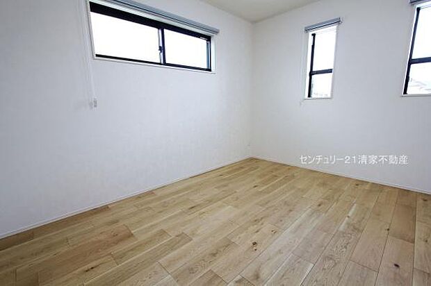 4号棟:2面採光で明るい室内!(2025年10月撮影)