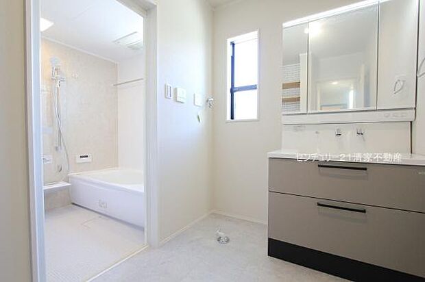 4号棟:ワイドな鏡を備えた洗面化粧台(2025年10月撮影)