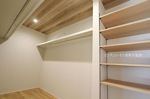 4号棟:すっきり片付くウォークインクローゼット(2025年10月撮影)