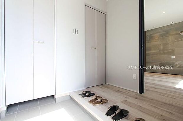 5号棟：玄関周りもすっきりシューズクローク完備！(2025年10月撮影)