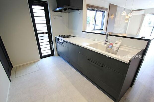 5号棟：家族との会話が弾む対面式キッチン！(2025年10月撮影)