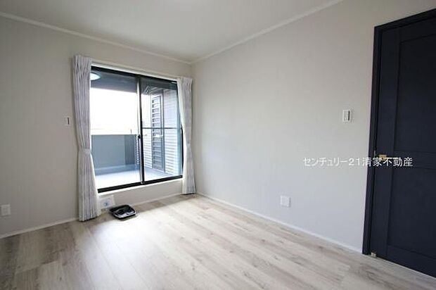 5号棟：バルコニーに面した明るい洋室！(2025年10月撮影)