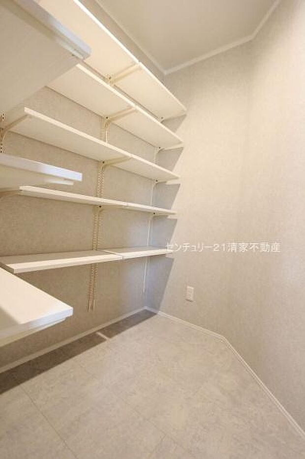 5号棟：キッチンまわりを整理整頓できるパントリー(2025年10月撮影)