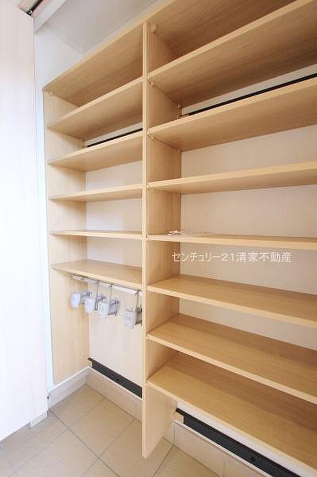 6号棟:玄関周りもすっきりシューズクローク完備!(2025年10月撮影)