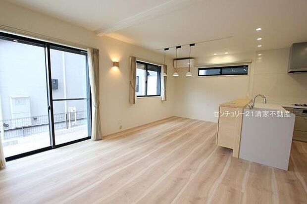 6号棟:家族が自然と集まるゆとりのリビング(2025年10月撮影)