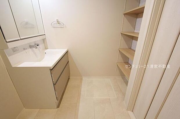 6号棟:可動棚のある洗面室!(2025年10月撮影)