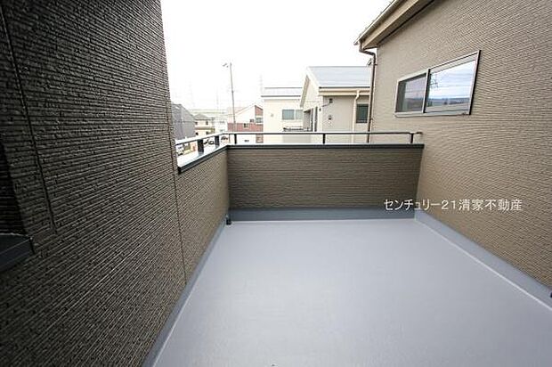 6号棟:広々バルコニーでお洗濯ラクラク(2025年10月撮影)