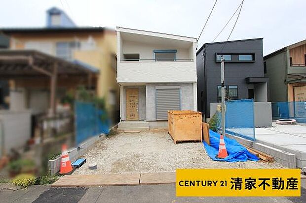 1号棟：駐車スペース並列2台分あり!(2025年10月撮影)